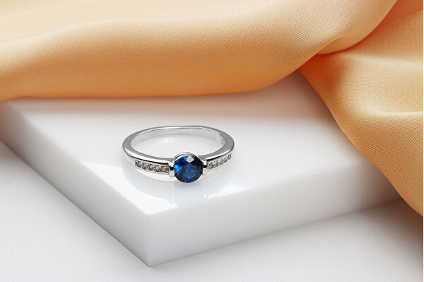 Incantevole anello in argento con zircone blu RI022W