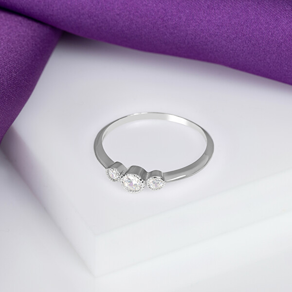 Affascinante anello in argento con zirconi RI016W