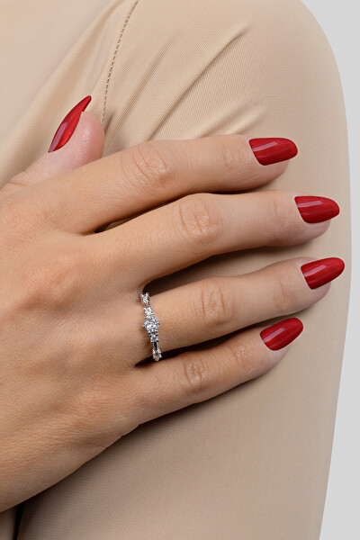 Okouzlující stříbrný prsten se zirkony RI040W