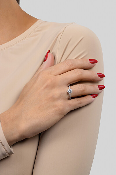 Okouzlující stříbrný prsten se zirkony RI054W