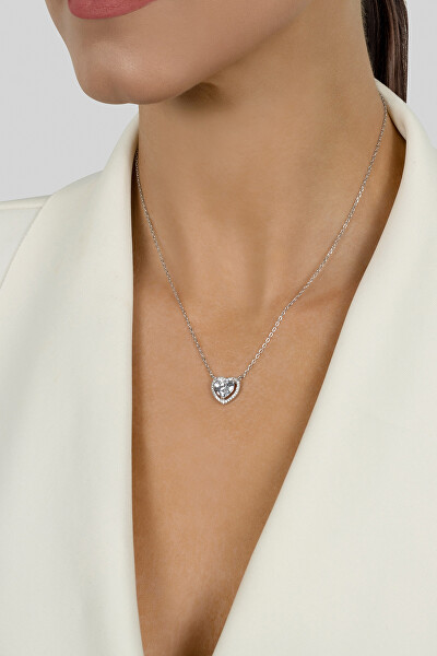 Oslnivý strieborný náhrdelník s trblietavým srdiečkom NCL70W