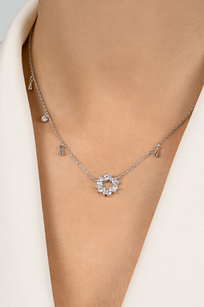 Prekrásny strieborný náhrdelník so zirkónmi NCL92W