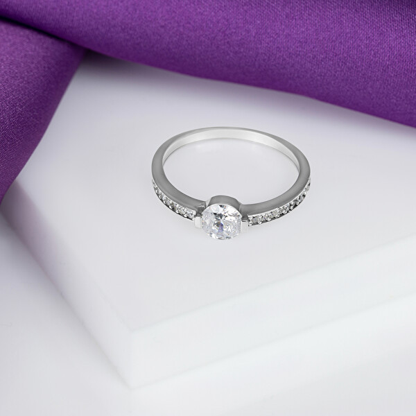 Affascinante anello in argento con zirconi RI024W