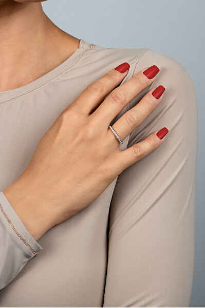 Pôvabný strieborný prsteň so zirkónmi RI085R