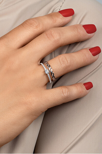 Půvabný stříbrný prsten se zirkony RI090W