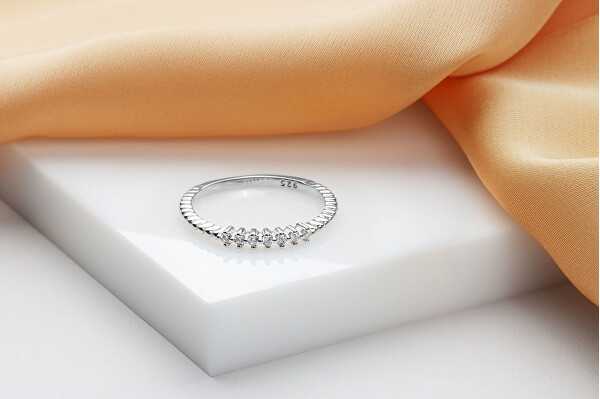Půvabný stříbrný prsten se zirkony SR031W