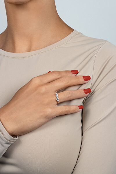 Elegante anello in argento con zirconi trasparenti RI121W