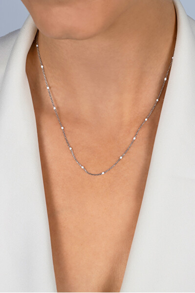 Pozlátený náhrdelník s bielymi guličkami NCL112Y