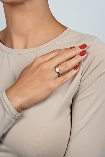 Stříbrný prsten s bílým syntetickým opálem a zirkony RI110W