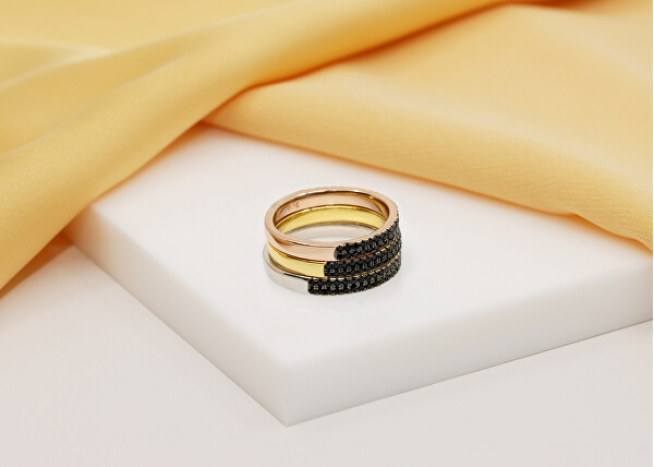 Třpytivý pozlacený prsten s černými zirkony RI058Y