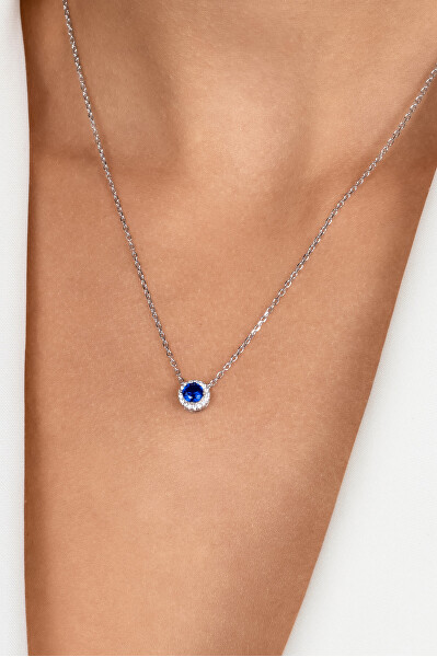 Trblietavý strieborný náhrdelník so zirkónmi NCL136WB