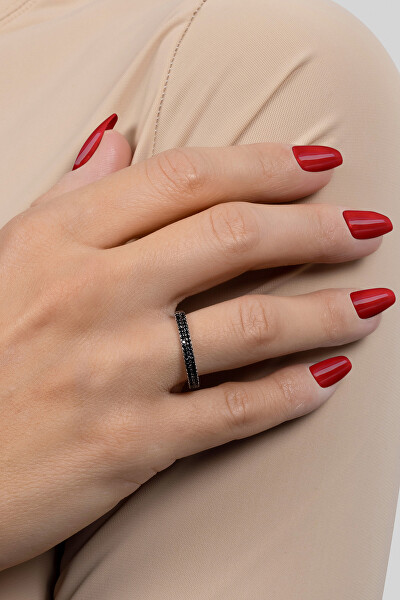 Trblietavý strieborný prsteň s čiernymi zirkónmi RI058W