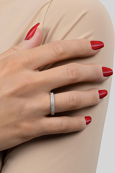 Trblietavý strieborný prsteň s čírymi zirkónmi RI059W