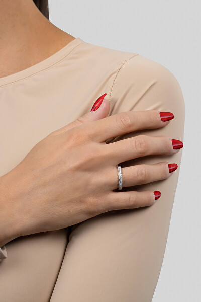 Trblietavý strieborný prsteň s čírymi zirkónmi RI059W