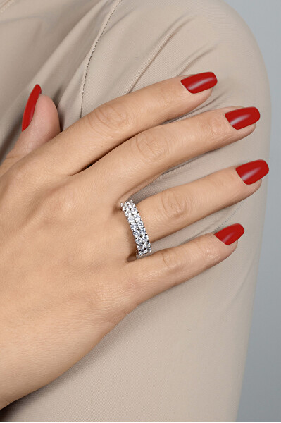 Trblietavý strieborný prsteň s čírymi zirkónmi RI067W