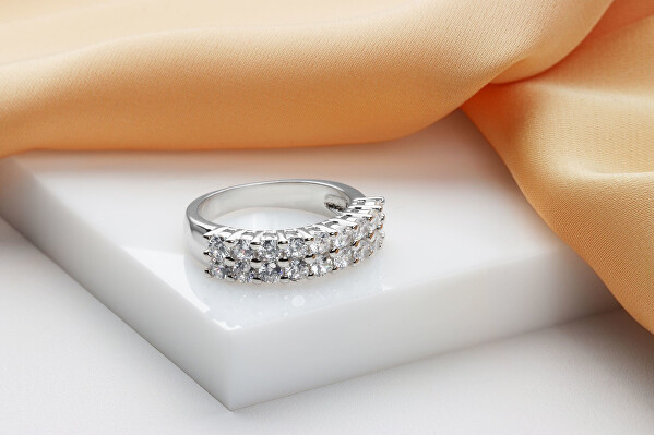 Csillogó ezüst gyűrű átlátszó cirkónium kövekkel RI067W