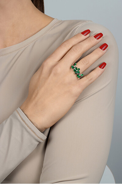 Výrazný strieborný prsteň so zelenými zirkónmi RI066WG