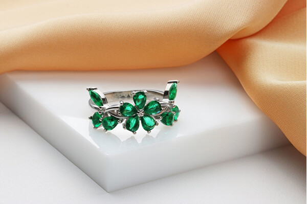 Výrazný strieborný prsteň so zelenými zirkónmi RI066WG