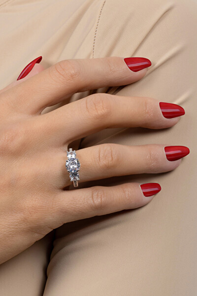 Výrazný strieborný prsteň so zirkónmi RI043W