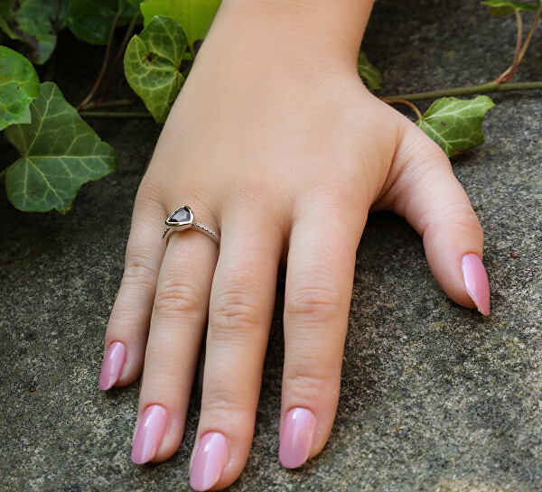 Stříbrný prsten s výrazným granátem GRAAGG2