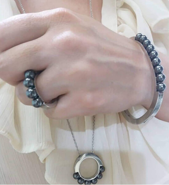 Bracciale rigido in acciaio con perle nere Circling KJAKMD04010