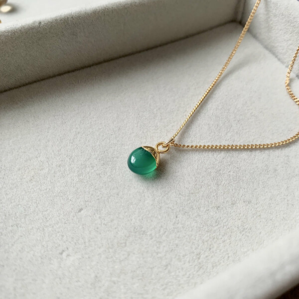 Půvabný pozlacený náhrdelník se zeleným achátem