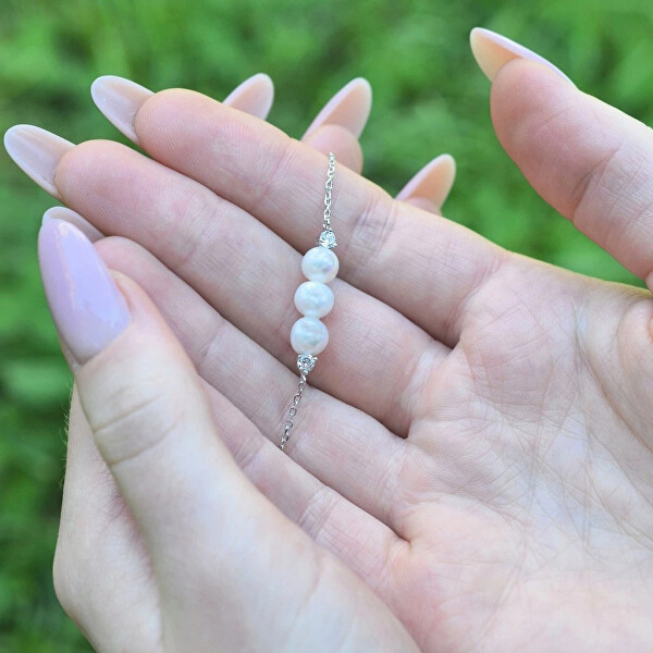 Něžný stříbrný náramek s říčními perlami a zirkony 23018.1