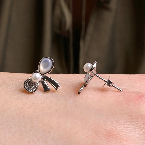 Půvabné stříbrné náušnice se zirkony Mašlička 11802.1