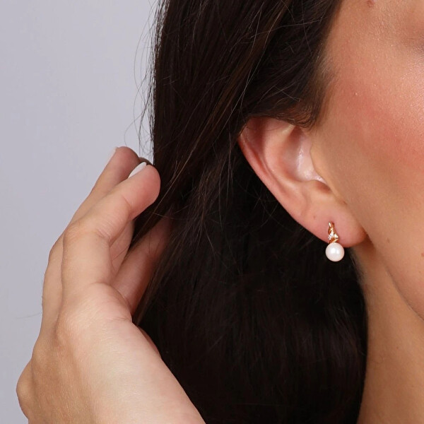 Půvabné zlaté náušnice s říčními perlami a brilianty 91PB00059