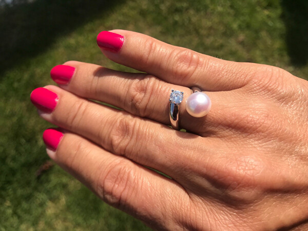 Strieborný prsteň s bielou perlou a čírym kryštálom JL0432