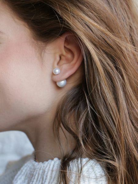 Silberne doppelseitige Ohrringe mit echten weißen Perlen JL0255