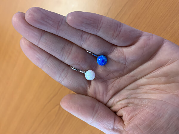 Lélegzetelállító ezüst fülbevaló kék szintetikus opálokkal SVLE0783XF6O300