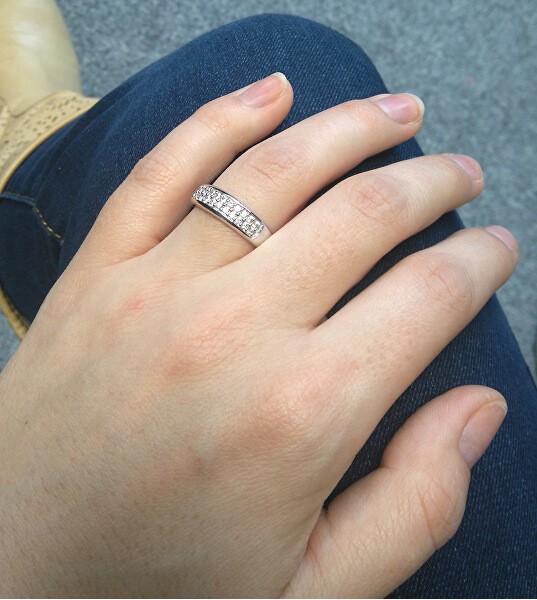 Třpytivý stříbrný prsten se zirkony M11083