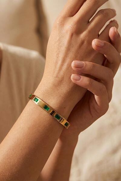 Elegantný pevný náramok so zelenými kryštálmi MCB250401G