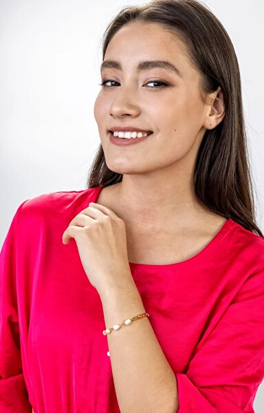 Půvabný pozlacený náramek s perlami Emma Gold Bracelet MCB23001G