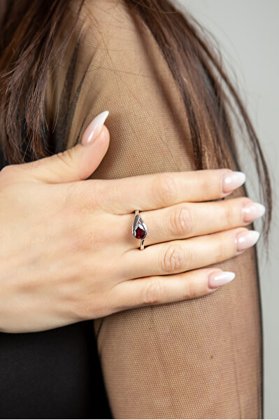Elegantní stříbrný prsten s červeným granátem RG000