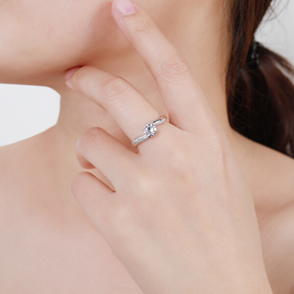 Elegáns ezüst gyűrű átlátszó cirkónium kővel R00005