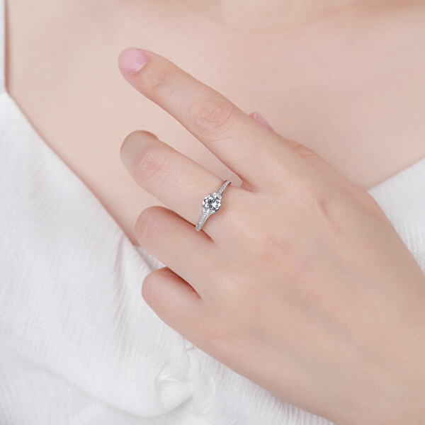 Elegantný strieborný prsteň s čírymi zirkónmi R00006
