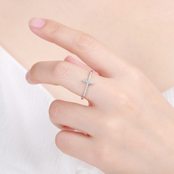 Elegantný strieborný prsteň s krížikom R00020