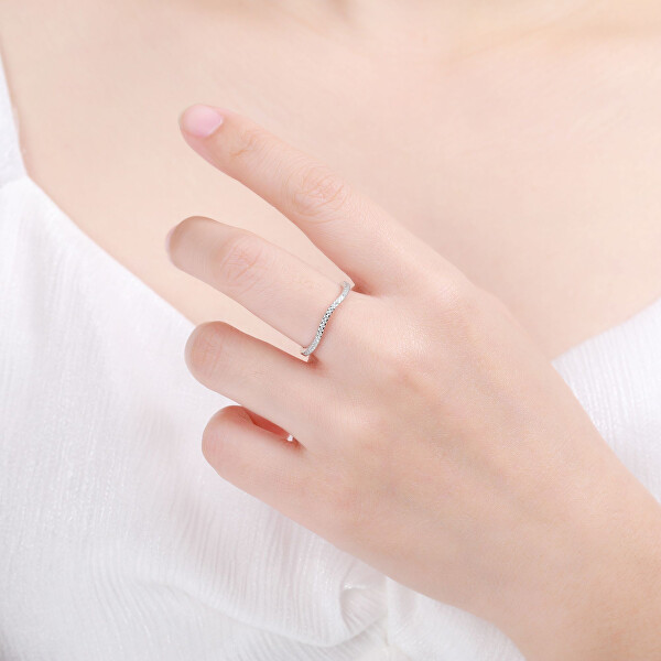 Minimalistický strieborný prsteň so zirkónmi R00023