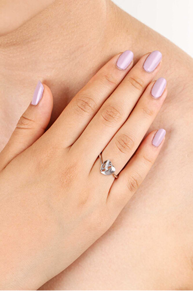 Okouzlující stříbrný prsten se zirkony Srdce R000095