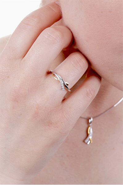 Pôvabný strieborný bicolor prsteň so zirkónmi r0000