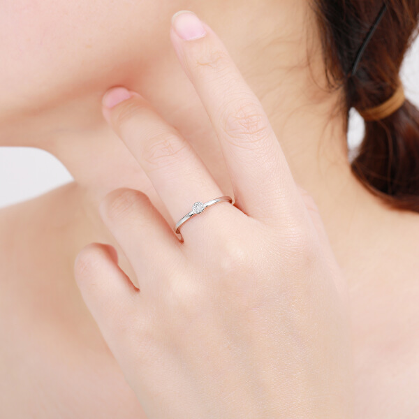 Trblietavý strieborný prsteň s čírymi zirkónmi R00020