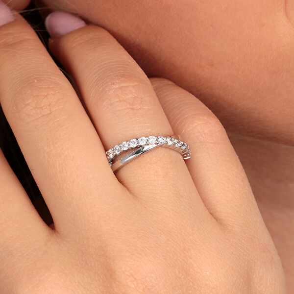 Elegantný strieborný prsteň so zirkónmi scintilla SAQF151