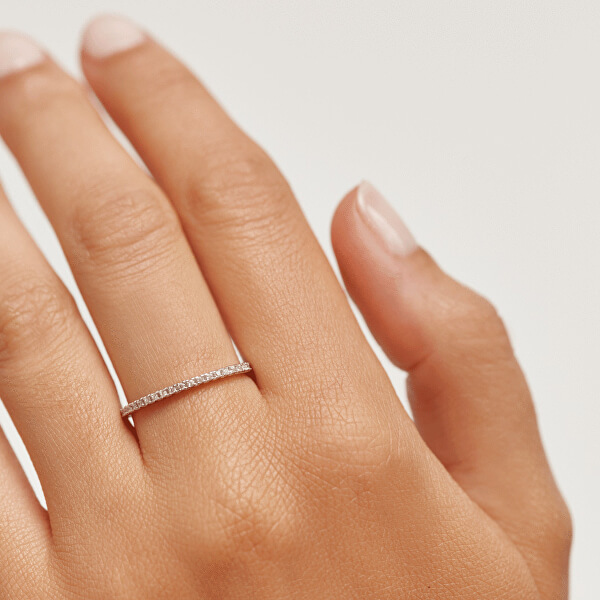 Minimalistický prsten ze stříbra s třpytivými zirkony White Essential Silver AN02-347