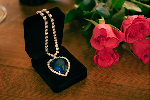 Affascinante collana cuore blu con cristallo di Boemia 2025 46