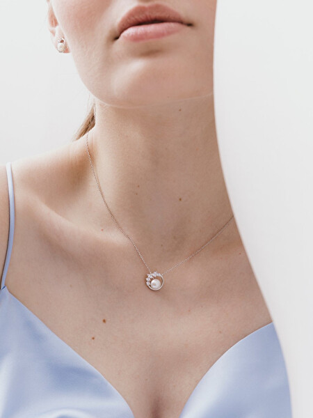 Nežný strieborný náhrdelník so zirkónmi a riečnou perlou Innocence 5384 01