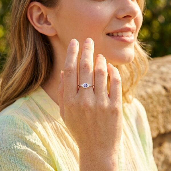 Stříbrný prsten se zirkony a syntetickým ametystem Colored stones SC655