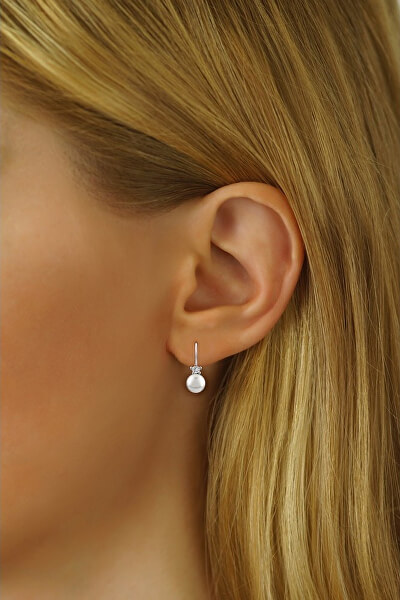 Gyengéd ezüst fülbevalók fehér Swarovski gyönggyel SILVEGO35037W
