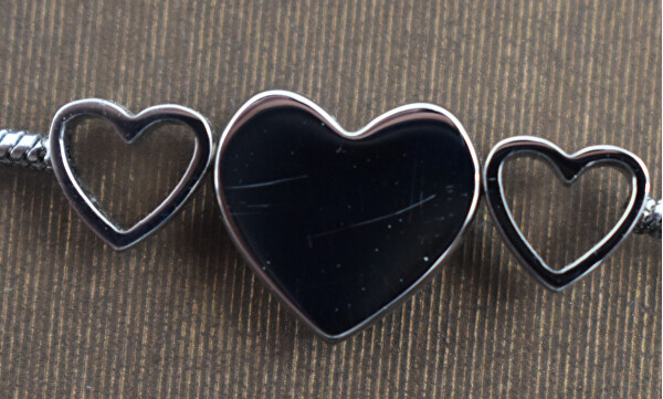 SLEVA - Moderní ocelový náramek se srdíčky Hanging Heart 2780670